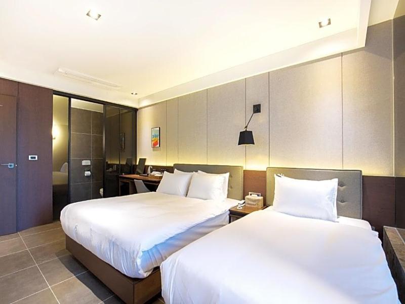 Brown Dot Hotel Business Busan Station image