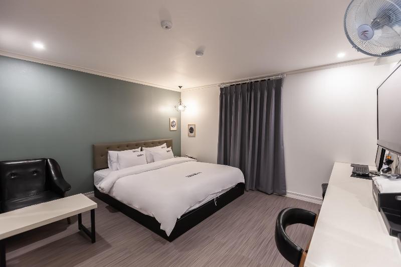 No.25 Hotel Busan (Seomyeon subway station)