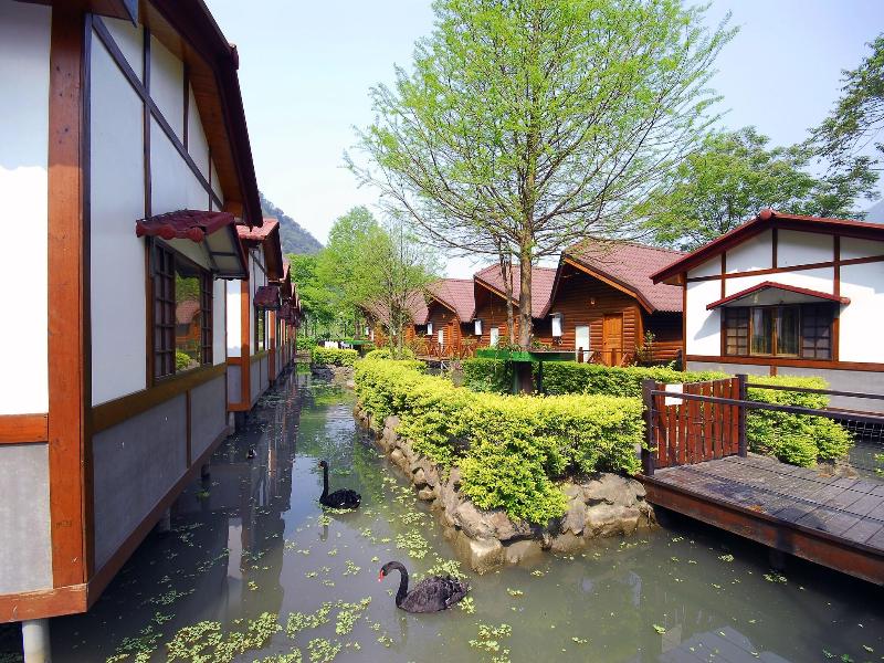 Tai-Yi Red Maple Resort image