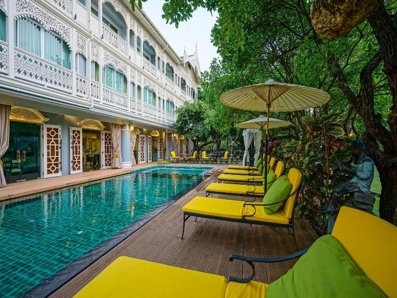 At Pingnakorn Riverside Hotel