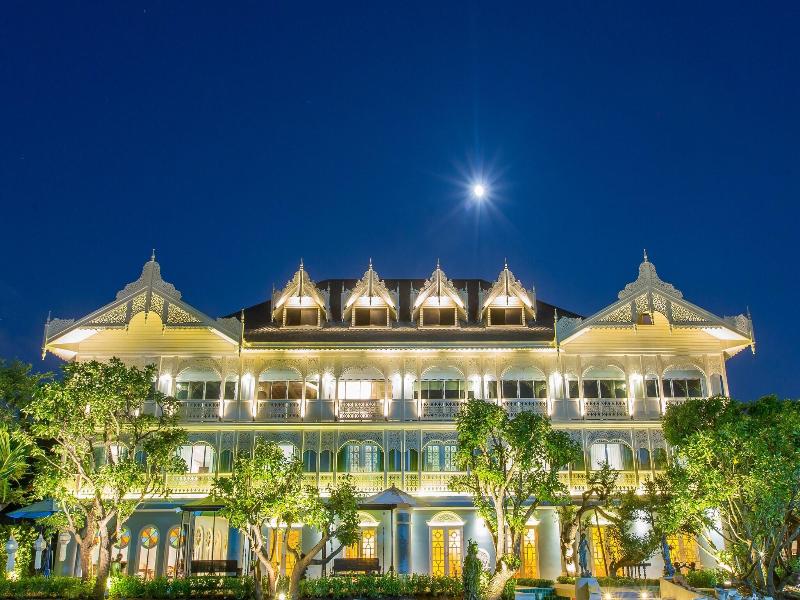 At Pingnakorn Riverside Hotel