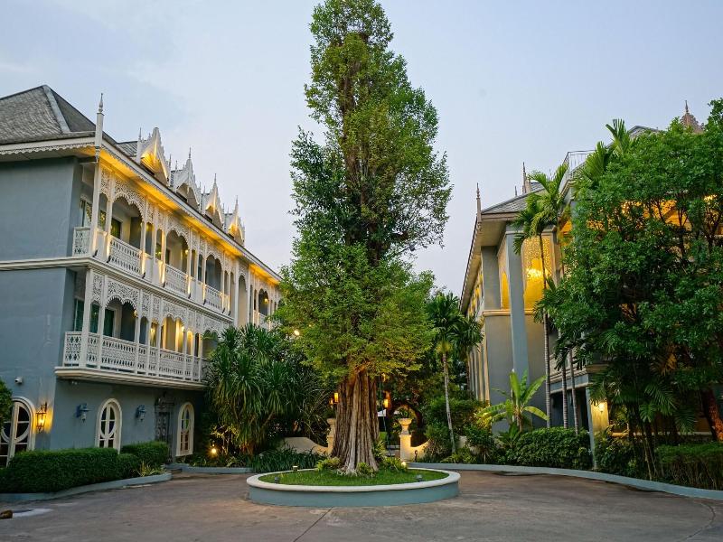 At Pingnakorn Riverside Hotel