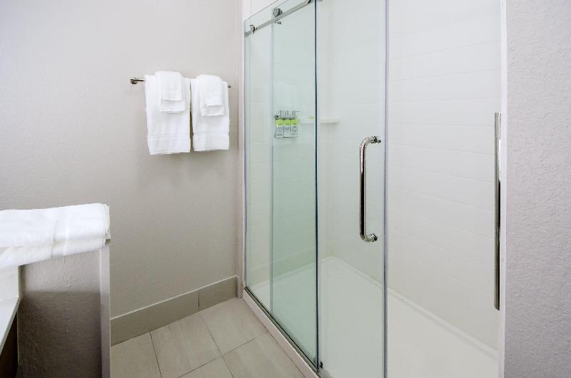 Holiday Inn Express & Suites Taylor image