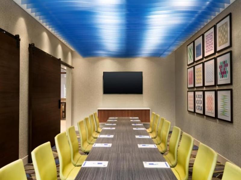 Holiday Inn Express & Suites Heath - Newark image