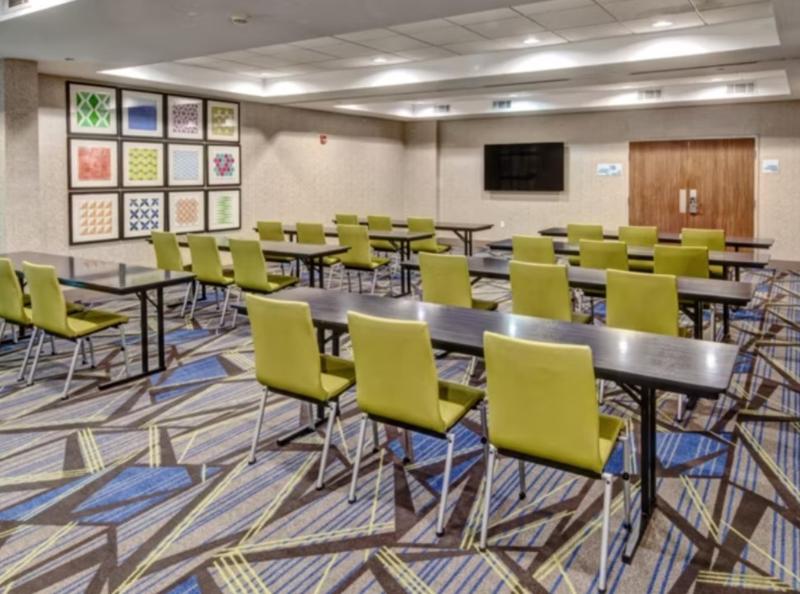 Holiday Inn Express & Suites Heath - Newark image