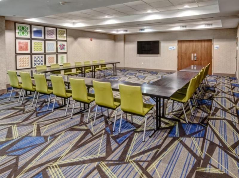 Holiday Inn Express & Suites Heath - Newark image