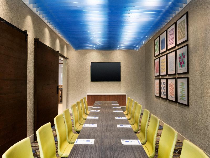 Holiday Inn Express & Suites Heath - Newark image