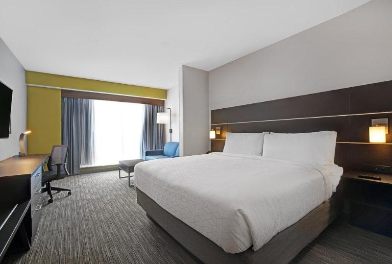 Holiday Inn Express Suites Milwaukee Brookfield photo 14