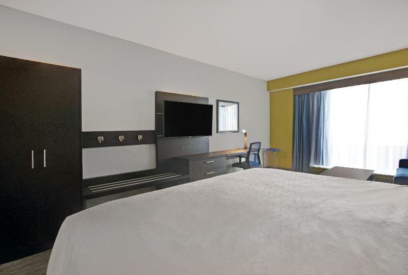 Holiday Inn Express Suites Milwaukee Brookfield photo 19