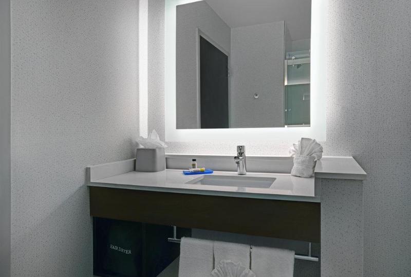 Holiday Inn Express Suites Milwaukee Brookfield photo 23