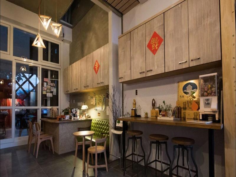 Orange Moon Inn image