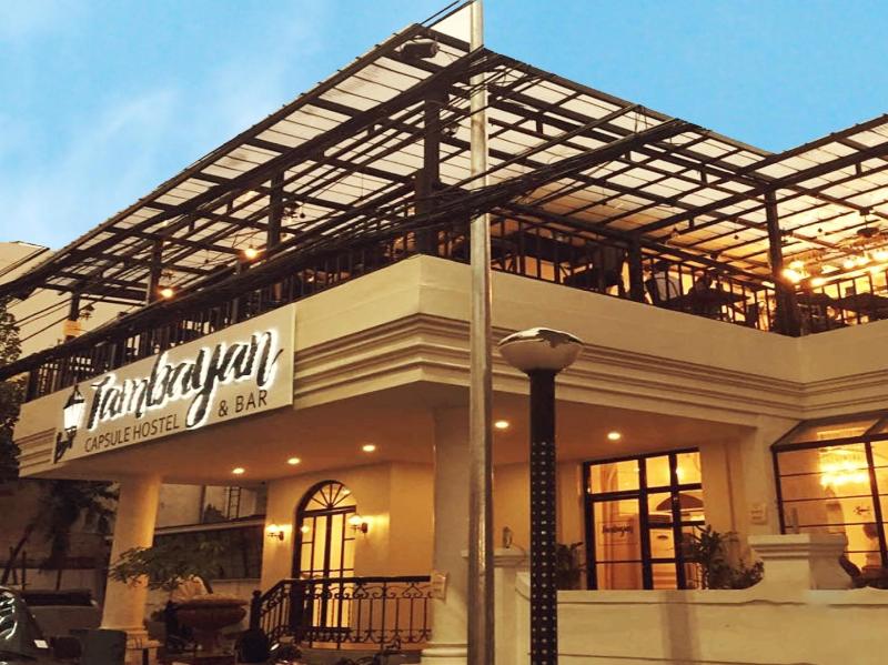 Tambayan Capsule Hostel & Bar
