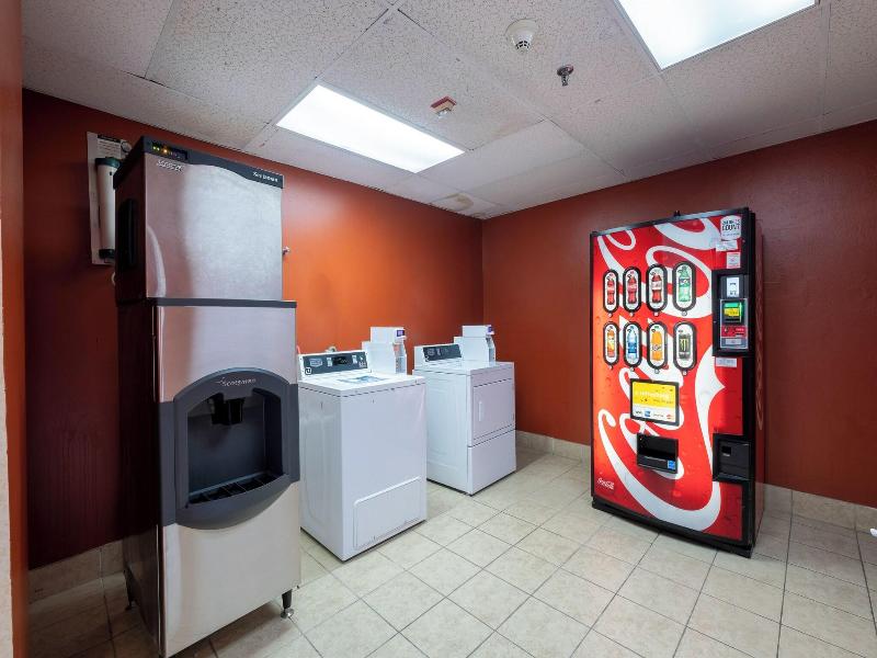 Red Roof Inn & Suites Newark - University image