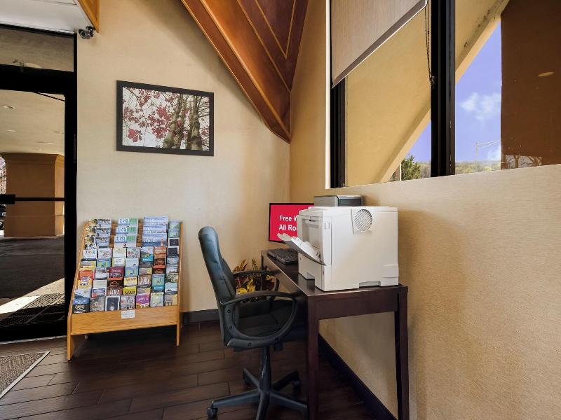 Red Roof Inn & Suites Newark - University image