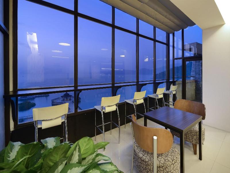 Hu Yue Lakeview Hotel image