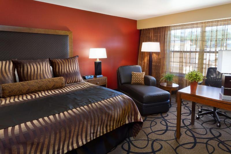 Clubhouse Hotel & Suites Pierre image