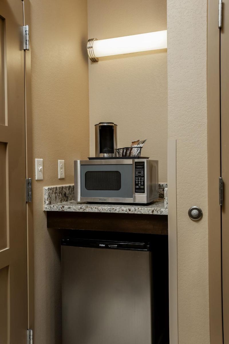 Clubhouse Hotel & Suites Pierre image