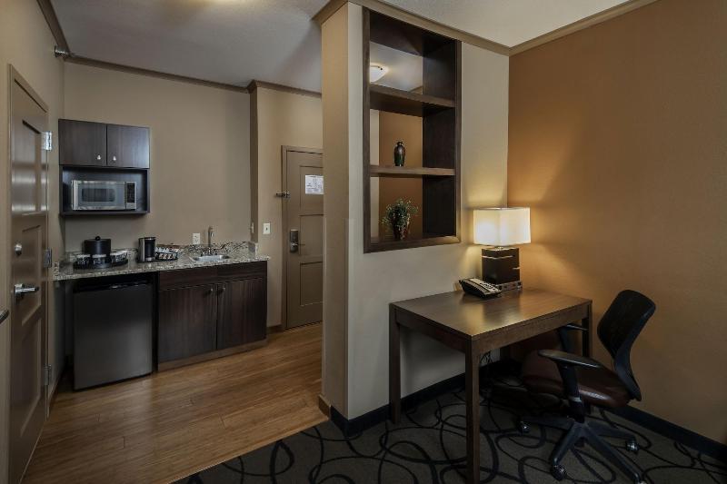 Clubhouse Hotel & Suites Pierre image