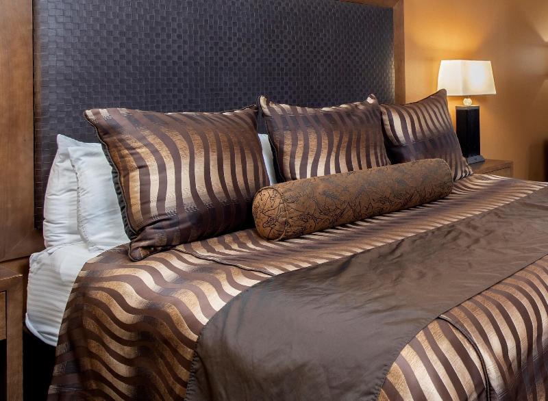 Clubhouse Hotel & Suites Pierre image