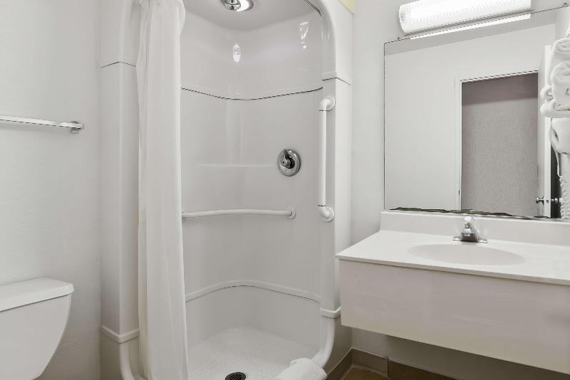 Americas Best Value Inn Lincoln Airport image