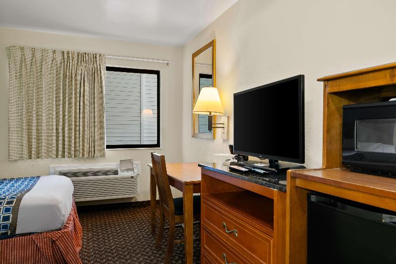 Americas Best Value Inn Lincoln Airport image