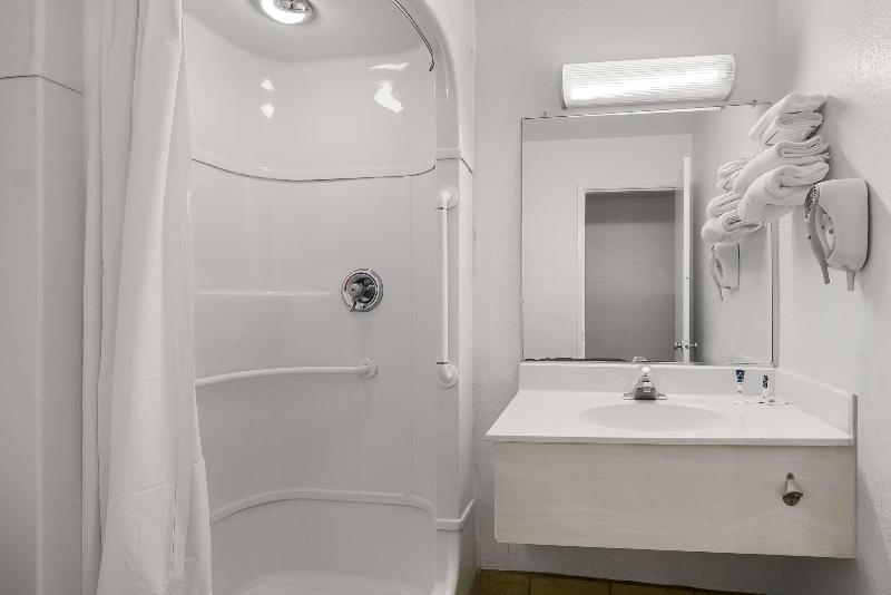 Americas Best Value Inn Lincoln Airport image