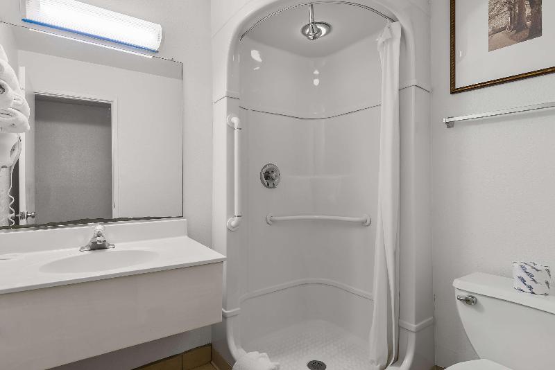 Americas Best Value Inn Lincoln Airport image