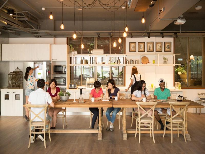 LIGHT HOSTEL TAINAN image