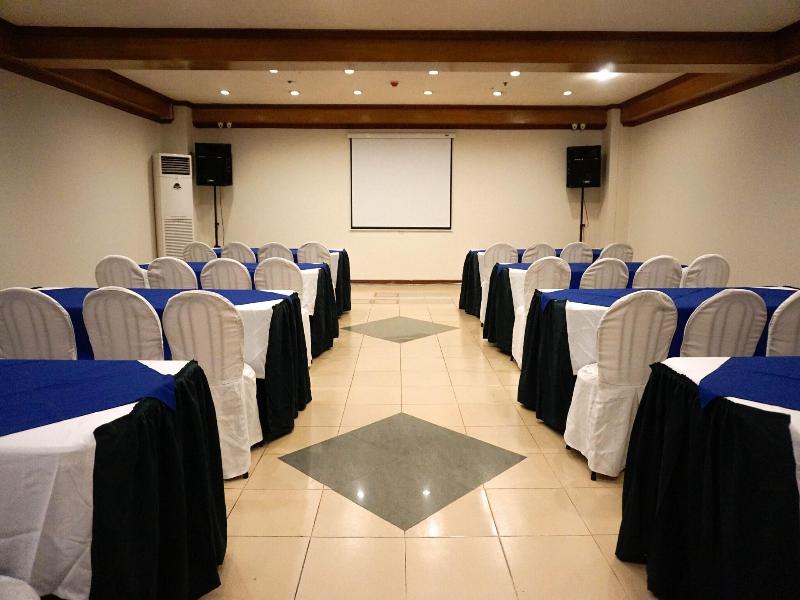 Crowne Garden Hotel image