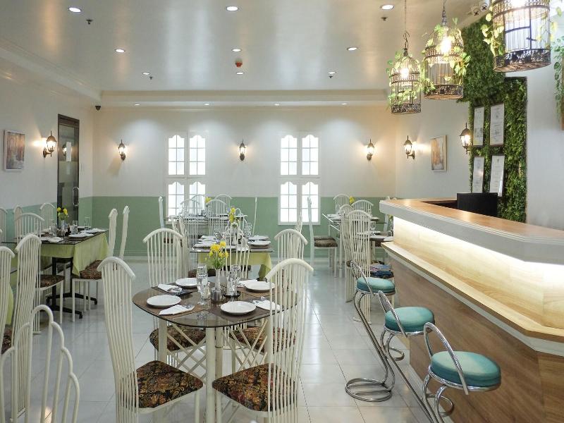 Crowne Garden Hotel image