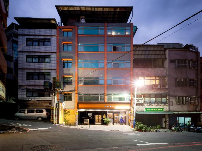 Taipei Travelers International Hostel image
