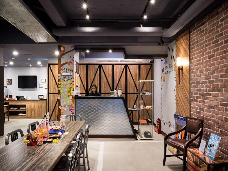 Taipei Travelers International Hostel image
