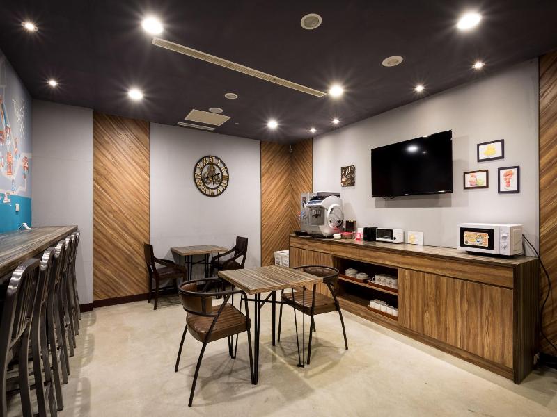 Taipei Travelers International Hostel image