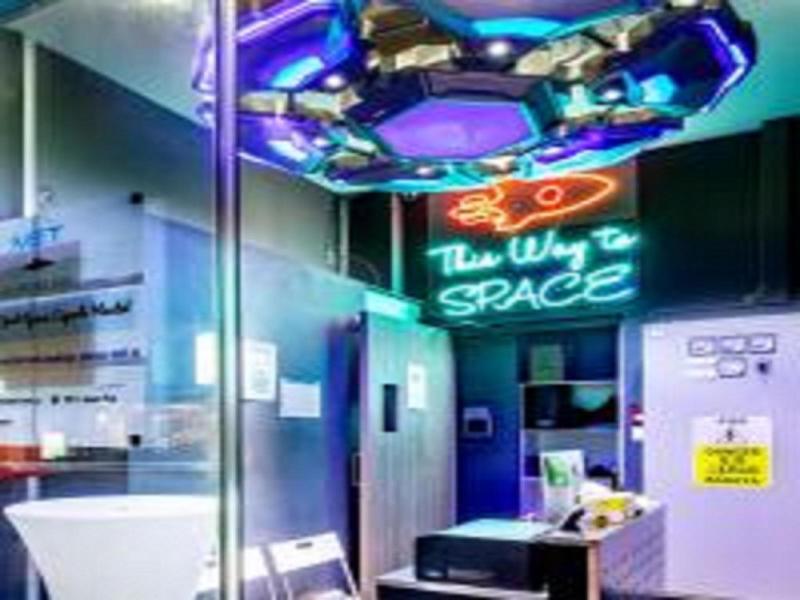 MET A Space Pod @ Arab Street image