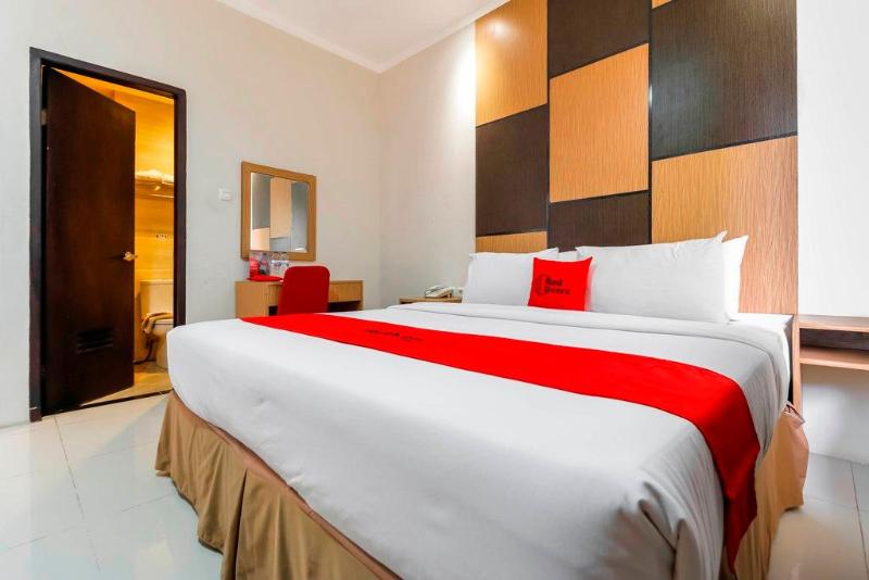 RedDoorz Plus near Pantai Losari