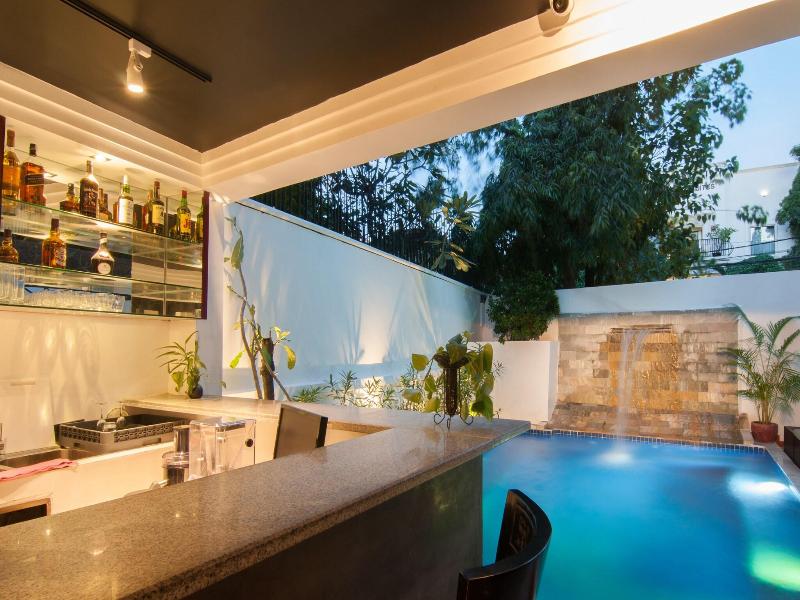 La Rose Suites image