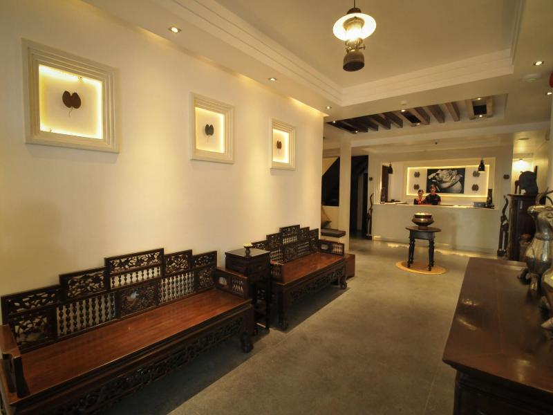 La Rose Suites image