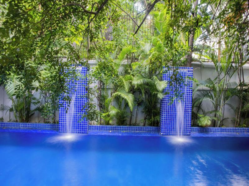 La Rose Suites image