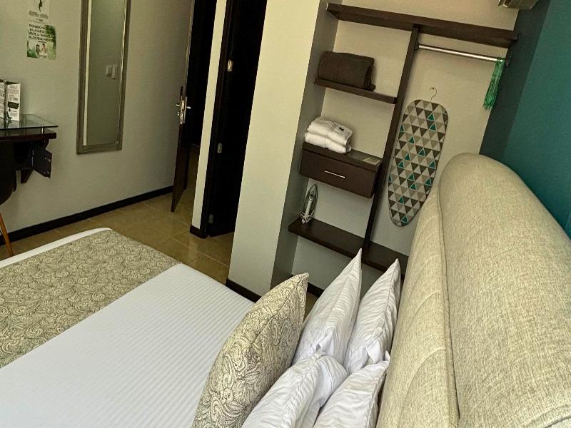 hotel greenview medellin image