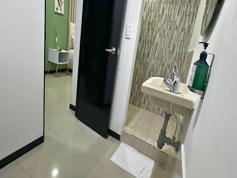 hotel greenview medellin image