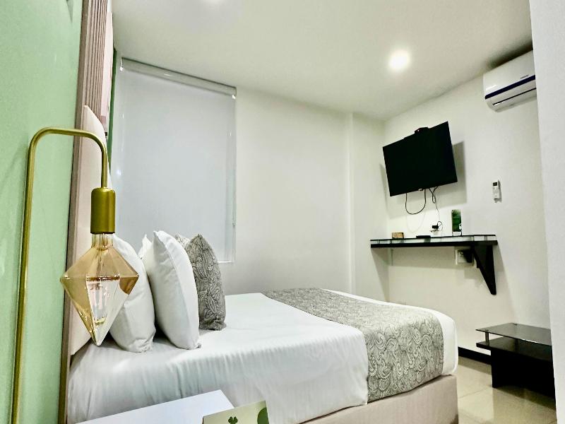 hotel greenview medellin image