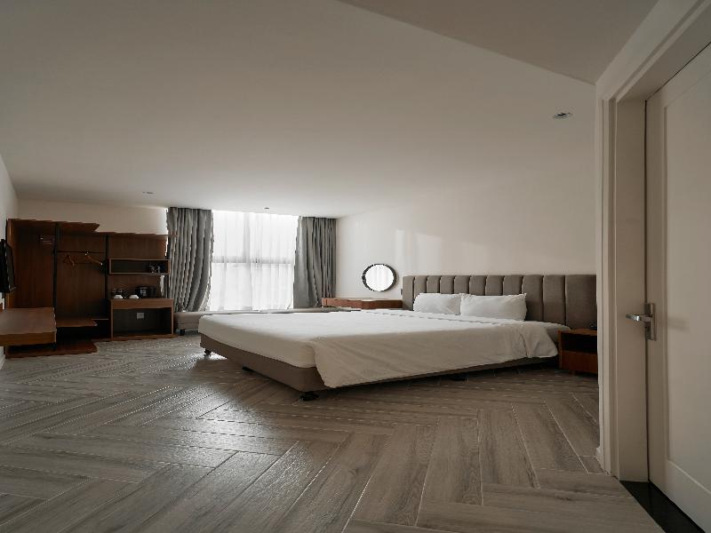 Len Hotel image