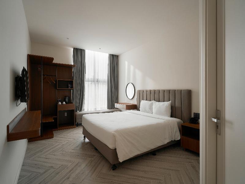 Len Hotel image