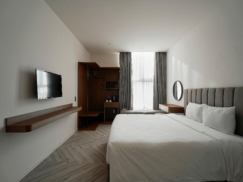 Len Hotel image