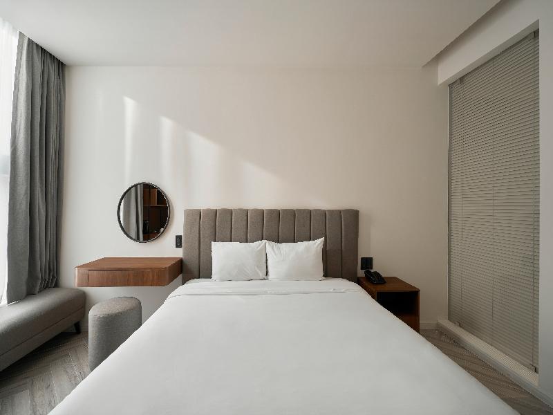 Len Hotel image