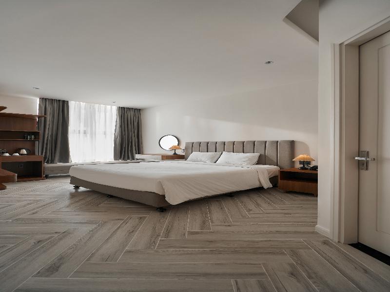 Len Hotel image