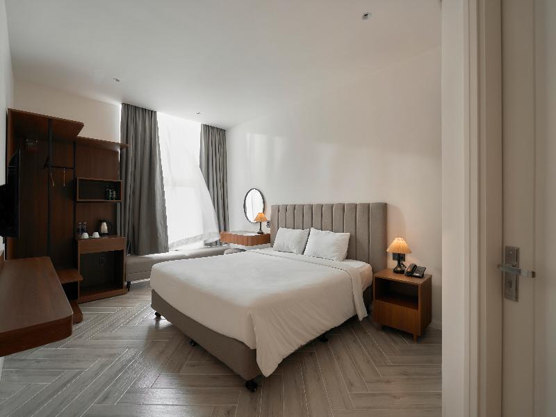 Len Hotel image