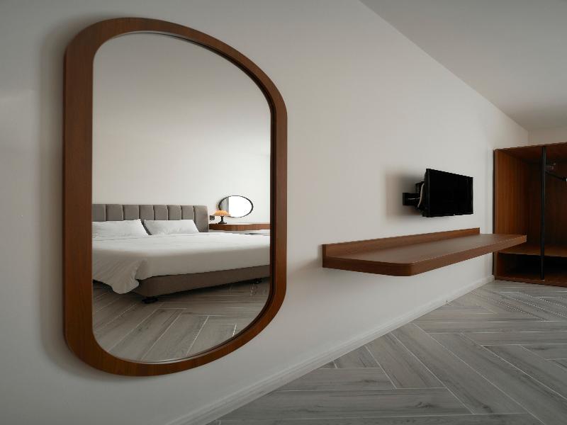 Len Hotel image