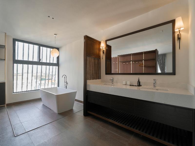 Len Hotel image