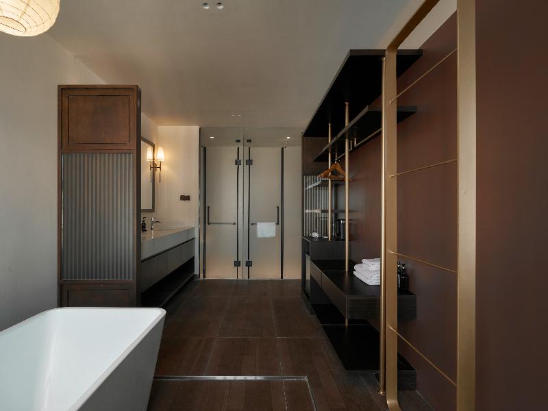 Len Hotel image